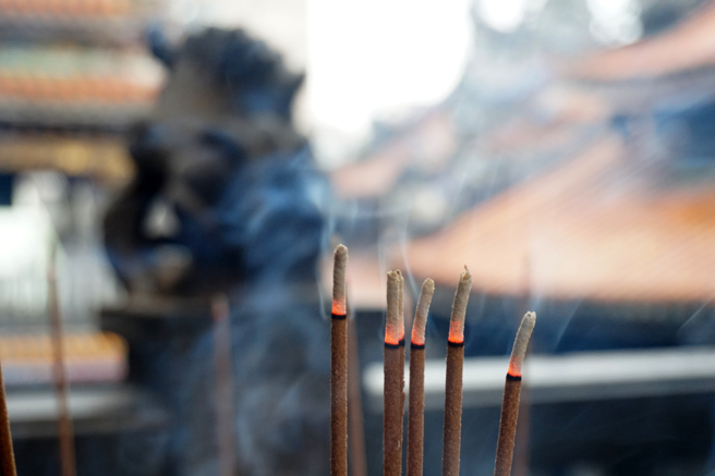 检方追查发现，韩妇之子曾于林女死亡当晚，随即拆除宫庙周遭监视器，再交由母亲韩妇丢弃。（示意图 / shutterstock）