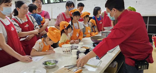 蓮潭小農市集，結合廚藝教室、親子手作、食農教育與農產體驗推廣（圖片來源：高雄市農業局提供）