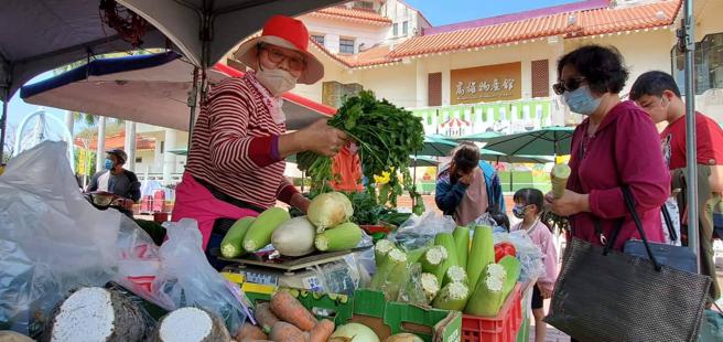 高雄物產館創造平均年營業額2000萬元營業額及6萬人次以上參訪人潮。（圖片來源：高雄市農業局提供）