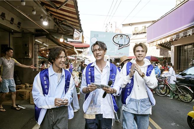 「李吴兄弟」3人在MV里化身候选人上街拜票。（好莉嗨提供）