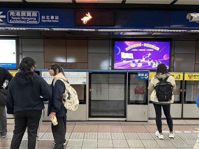 北捷於2022年起設置「小捷客」，透過動畫方式引導旅客往頭尾車廂移動，尖峰時段的小捷客，也會配合燈號呈現紅、橘、黃和綠顏色變化。（張立勳攝）