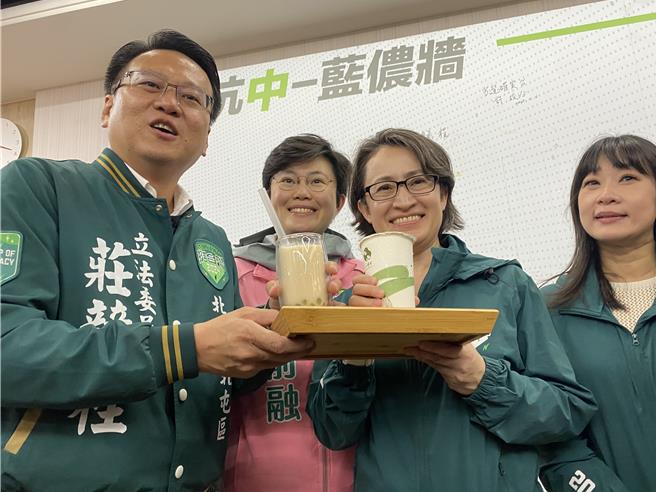 庄竞程特别准备1杯台中名产「珍珠奶茶」给萧美琴，以解思念之情。（冯惠宜摄）