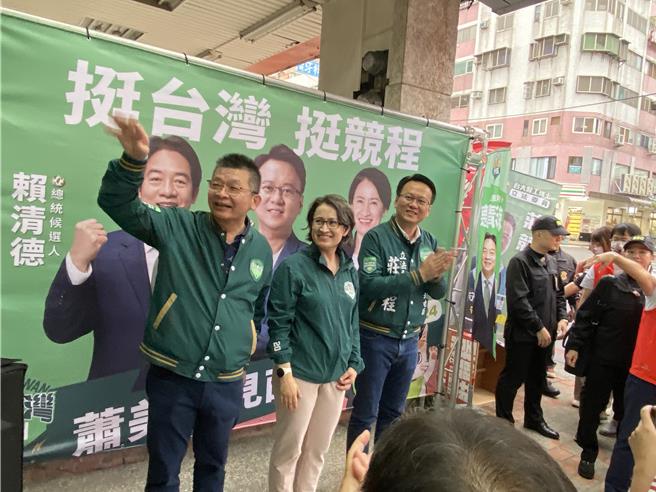 民进党副总统参选人萧美琴4日与争取连任的庄竞程合体扫街，并与支持者座谈、合影。（冯惠宜摄）