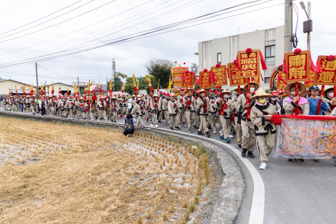 此次遶境队伍绵延数公里，吸引约五千余人的信徒前来共同见证此刻，与七妈一起绕境丰原。(照片/中臺科大提供)