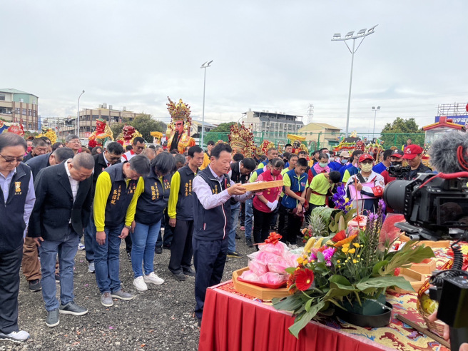 日前由张铭凯主任委员率团亲至各宫交陪宫庙送大帖，诚挚邀请各地妈祖神尊齐聚丰原。(照片/中臺科大提供)