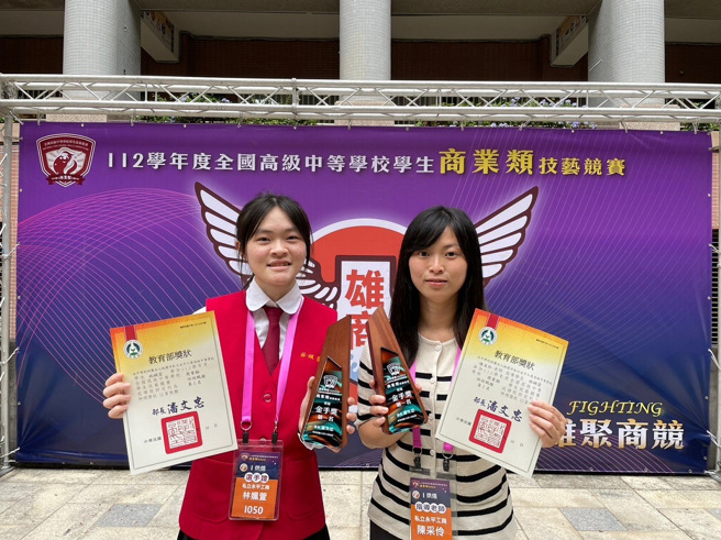 选手林姵萱同学与指导老师陈采伶合影。(照片/教育部提供)