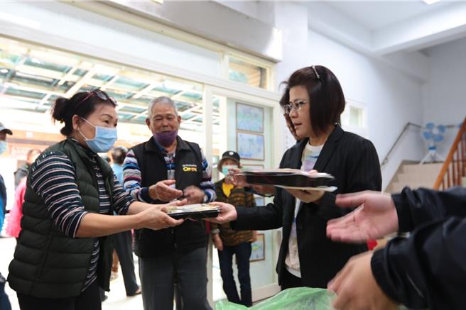 在农业部渔业署经费支持下，苏澳区渔会方能在南方澳渔村举办「暖心供餐」计画。（苏澳区渔会提供／吴佩蓉宜兰传真）