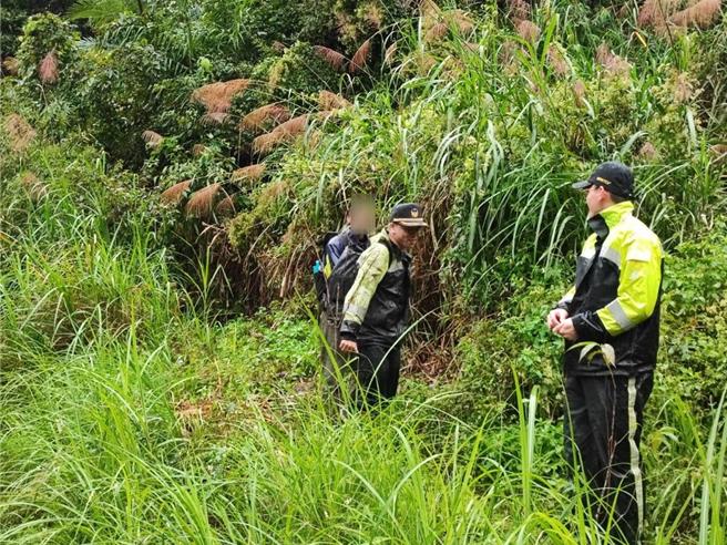 20多歲澳洲籍女子Marion獨攀新北市烏來區拔刀爾山，因天候不佳，不慎迷途，警消搜尋多時，終於發現她的蹤影。（新北市消防局提供）