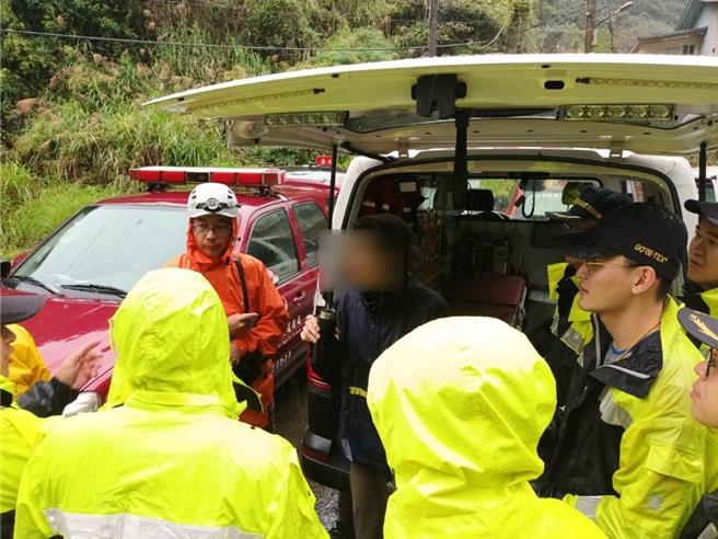 搜救人員今早重新集結上山，9時18分左右，在烏來信賢路6巷找到Marion，她全身濕透，經檢視後無任何受傷，載送她返回入住旅館。（新北市消防局提供）