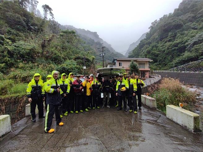 Marion獲救後，與熱心的警消合影。（新北市消防局提供）