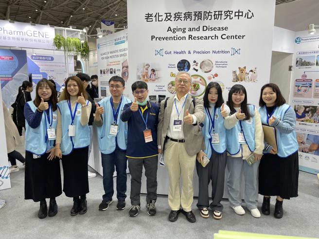 辅英老化及疾病预防研究中心摊位。（图／辅英科大）