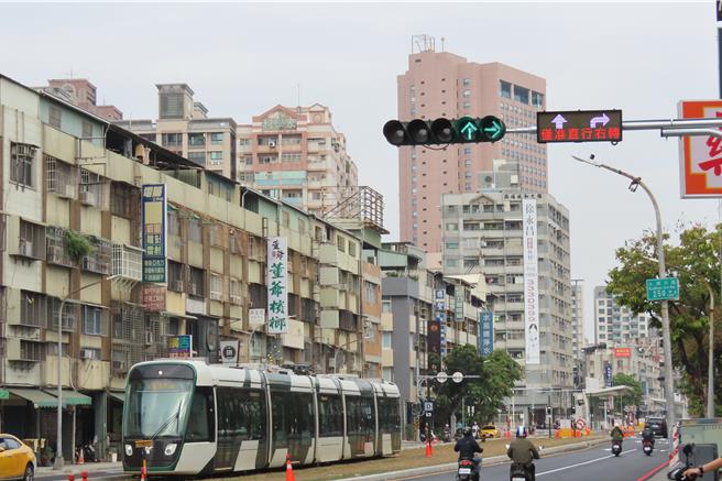 网友上网发文「什么时候该礼让轻轨？」，高雄市交通局表示，只要按照路口号志灯号指示，就能够确保行车安全。（高雄市交通局提供／任义宇高雄传真）