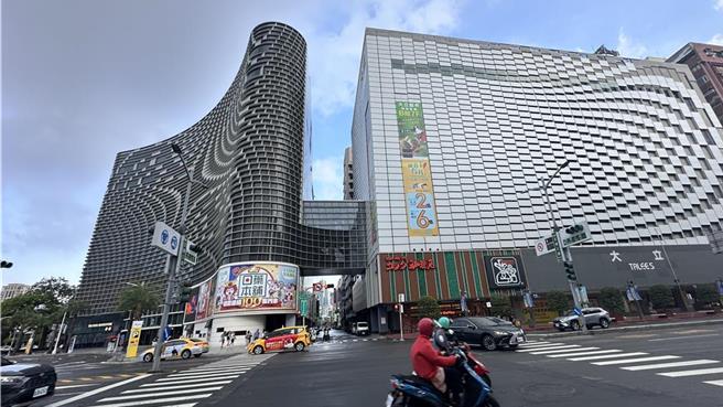 全台最大「MUJI无印良品」、「DON DON DONKI唐吉诃德」，将分别于明日及本周四于大立百货开幕，高雄市府交通局提醒民眾搭乘大眾运输前往，大立百货亦在开幕期间提供接驳车服务。（本报资料照片）