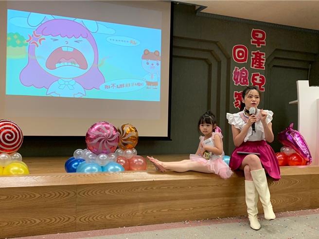 王玮瑜4岁女儿「吻仔鱼」颇有大将之风。（民视提供）