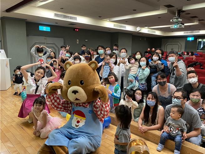 王玮瑜（左）受邀参加高雄长庚医院「早产儿回娘家」关怀活动。（民视提供）