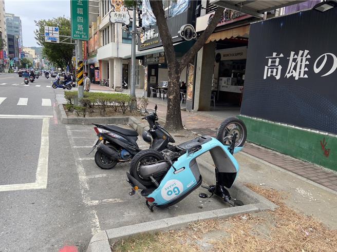 高市鹽埕區五福四路、大禮街口停車格內，一輛水藍色GoShare共享電動機車整輛「倒頭栽」，遭網友譏諷是「倒車入庫」。（高市鹽埕分局提供／袁庭堯高雄傳真）