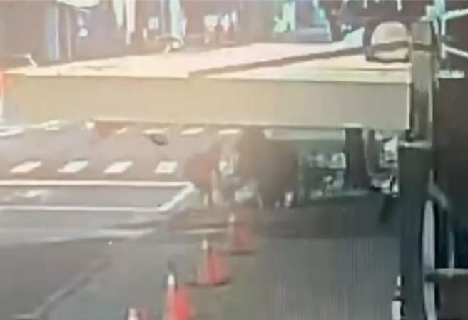 4名男子4日清晨4點多，走在人行道上，突然對電動共享機車下手，4人費了好大一番功夫，才把車輛整台倒置。（高市鹽埕分局提供／袁庭堯高雄傳真）