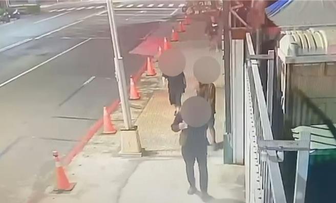 4人費了好大一番功夫，才把車輛整台倒置，接著拿著啤酒大搖大擺離去。（高市鹽埕分局提供／袁庭堯高雄傳真）★《中時新聞網》關心您：飲酒過量，有礙健康。酒後不開車，安全有保障！