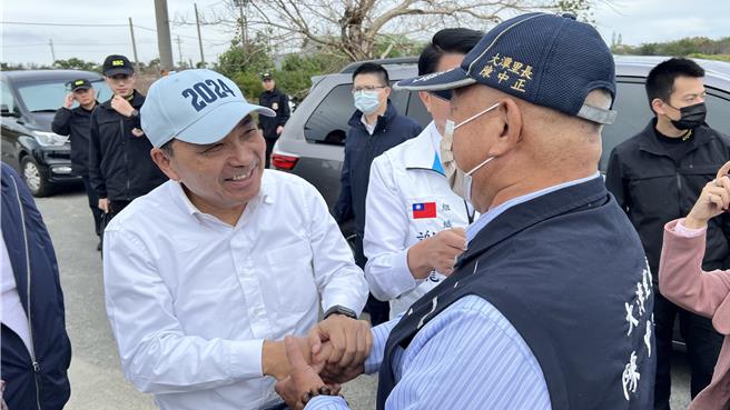 国民党总统参选人侯友宜（左）4日到台南市七股区关心光电问题，七股区里长联谊会会长陈中正（右）至现场陈情。（张毓翎摄）