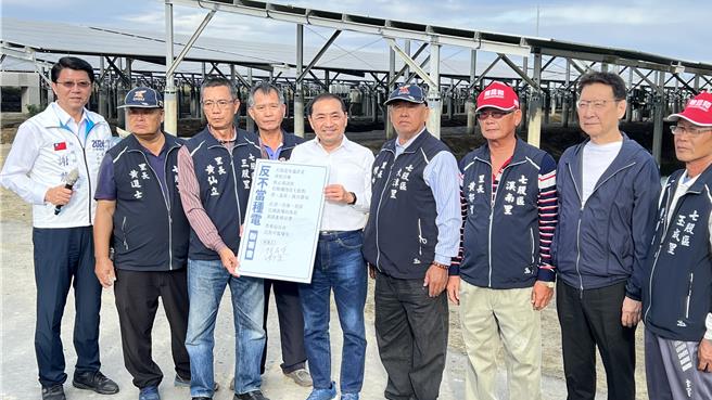 国民党总统参选人侯友宜（左五）、副总统参选人赵少康（右二）4日下午到台南市七股区关心光电议题，并签署当地居民发起的「反不当种电」连署书。（张毓翎摄）