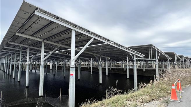 七股区里长联谊会会长陈中正说，七股地区约20％的土地被开发为光电案场，面积近2000公顷，比例是全台之冠。（张毓翎摄）