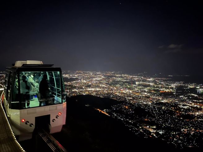 名列新日本三大夜景的皿倉山，可搭乘纜車賞夜景。（圖／取自粉專 皿倉山ケーブルカー ）