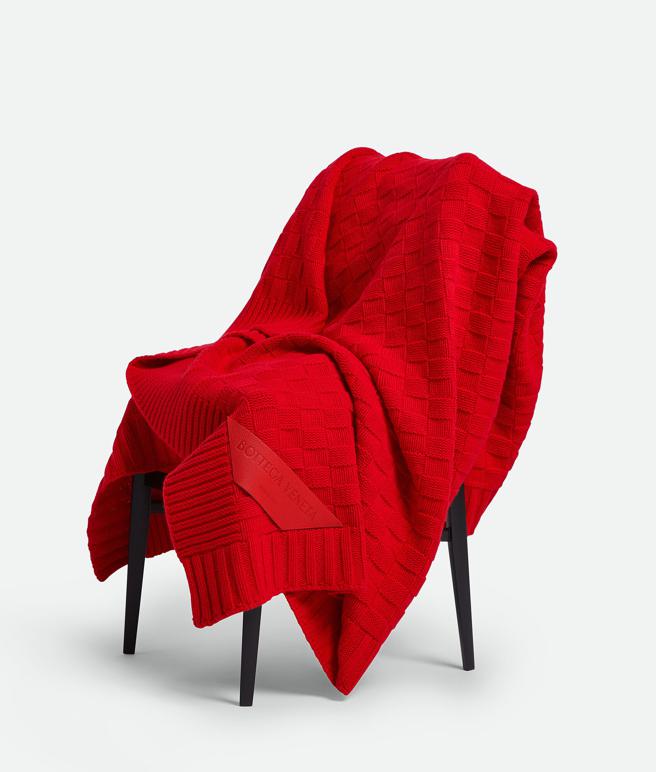 BOTTEGA VENETA棋盤格紋路羊毛毯，13萬4900元。（BOTTEGA VENETA提供／古明弘台北傳真）