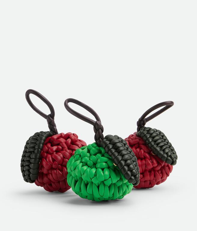 BOTTEGA VENETA INTRECCIO編織皮革蘋果裝飾組合，27萬3900元。（BOTTEGA VENETA提供／古明弘台北傳真）