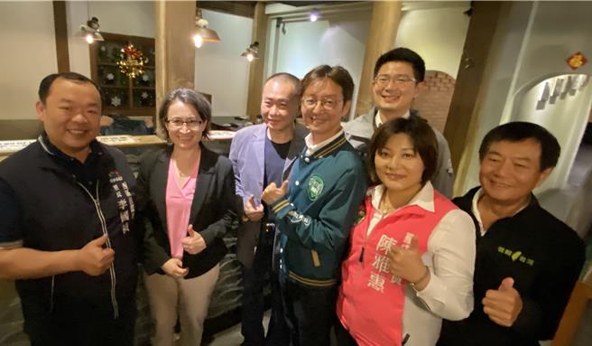 民进党副总统参选人萧美琴（左二）4日在台中行程满满，晚间与党籍立委六选区参选人、市议员江肇国（左四）等人在近百年歷史老宅活化改造的烧肉店用餐。（陈淑芬摄）