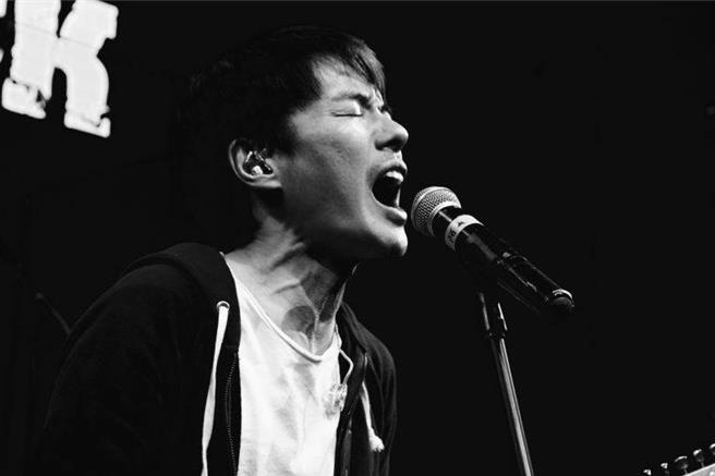 四分衛主唱阿山近日出版創作新書《荒路夜歌》。（時報文化提供）