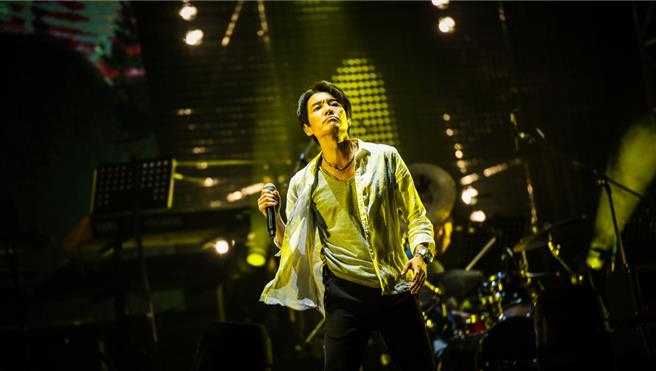 四分衛主唱阿山近日出版創作新書《荒路夜歌》。（時報文化提供）