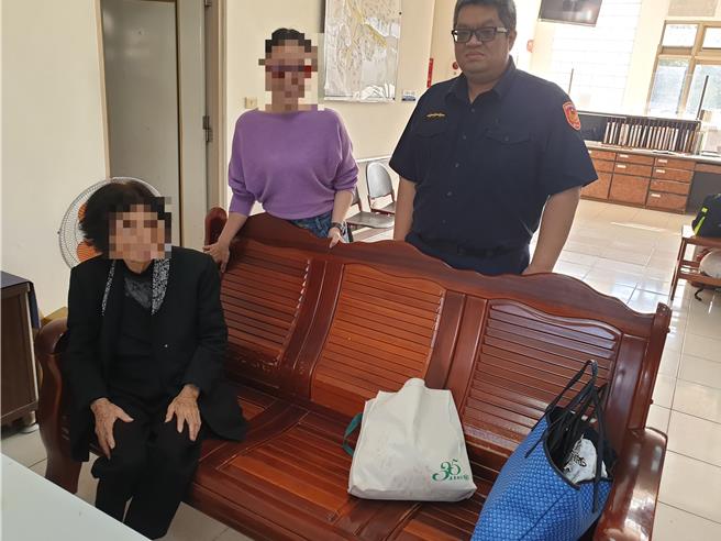 清水警分局大秀派出所员警将老妇（左）带返所内休息，在查寻其家人过程中，发现老妇竟有使用手机，赶紧透过手机内通讯录与家属联繫并报平安。（清水警分局提供／张妍溱台中传真）