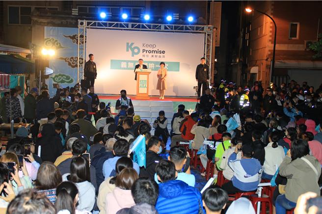 民眾党总统候选人柯文哲伉俪4日晚在澎湖开台天后宫庙埕前，举办「义无反顾拚一次」演讲会。（许逸民摄）