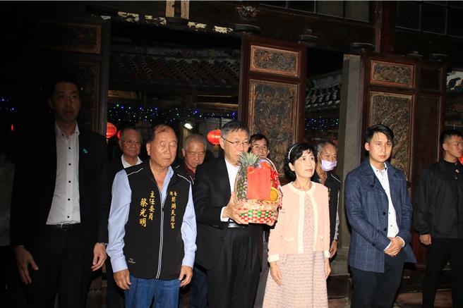 民眾党总统候选人柯文哲（左三）和其妻陈佩琪（左四）4日晚在澎湖开台天后宫庙口开讲，在前澎湖县副县长许智富（左一）、天后宫主委蔡光明（左二）和民眾党澎湖县党部主委萧越（左五）陪同下先入内参拜。（许逸民摄）