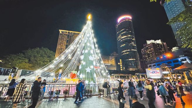 新北市欢乐耶诞城11月17日正式开场，不过就有一名家住附近的女网友对此揭一现象：「都一群屁孩在免费抱抱」。（图 / 吕健豪摄）