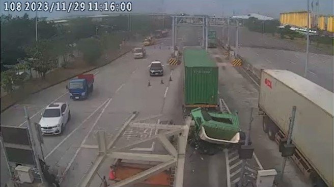高雄港第6货柜中心发生惊险交通事故。（翻摄记者爆料网）