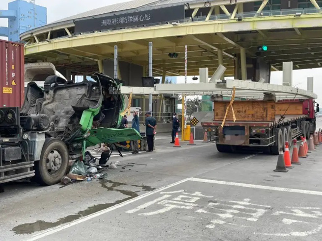 高雄港第6货柜中心发生惊险交通事故。（翻摄记者爆料网）