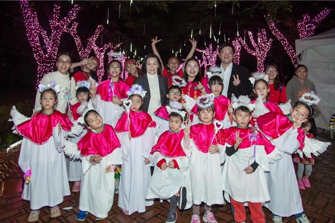 今晚在县议会红砖广场，由县长林姿妙（前排右四）、联祷会牧师萧智勤、关怀协会会长林维政，点亮耶诞树及周边可爱的耶诞灯饰，现场气氛十分温馨。（宜兰县政府提供／吴佩蓉宜兰传真）