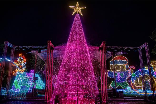 宜兰县议会还钟广场上的耶诞灯饰，主灯为树顶有金黄闪亮巨大星星造型。（宜兰县政府提供／吴佩蓉宜兰传真）