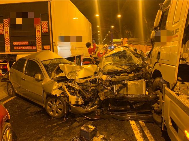 宜蘭縣新澳隧道10月24日發生16車追撞車禍，造成1死、12傷重大車禍，宜蘭地檢署4日偵結。（民眾提供／吳佩蓉宜蘭傳真）