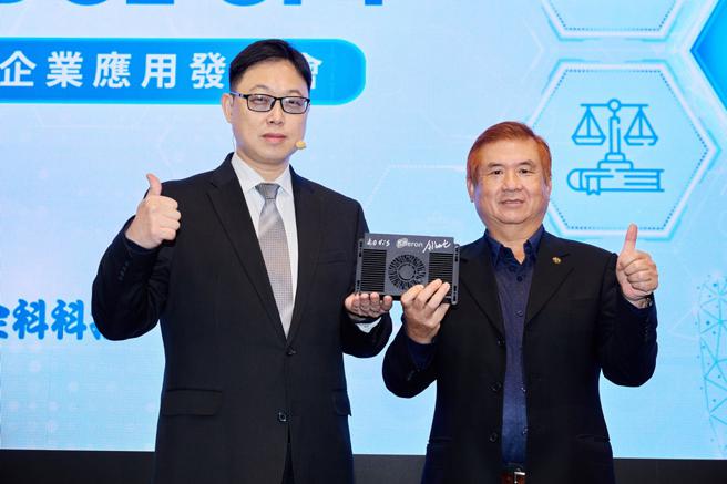 耐能智慧刘峻诚董事长（左）与全科科技吴堉文董事长（右）携手共同推广EDGE GPT企业应用解决方案。图/业者提供