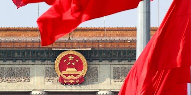 大陆国家金融监督管理总局局长李云泽表示，加快推进中小金融机构改革化险将是下阶段重点，并强调会推动「一省一策」、「一行一策」、「一司一策」制定风险处置方案，避免「一刀切」。图／中新社