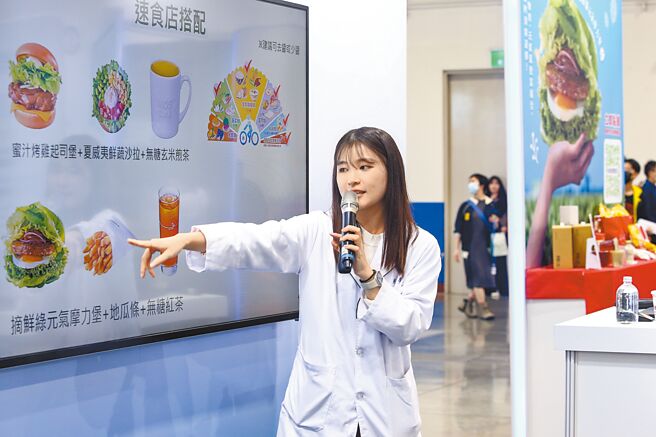 旺旺中时健康讲堂新光医疗健康达人讲座3日于南港展览馆举行，营养师吴文惠主讲「掌握两原则 外食健康吃」。（邓博仁摄）