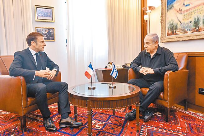 法國總統馬克宏稱若要完全消滅哈瑪斯，恐需10年；籲以色列釐清戰略目標。圖為10月馬克宏（左）抵以國，與以色列總理（右）尼坦雅胡會談。（摘自以色列總理尼坦雅胡社群媒體X）