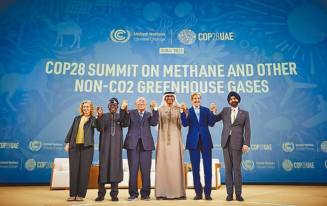 美国气候特使凯瑞（右二）2日在个人社群媒体X上宣布多个慈善机构2日将在未来3年内投资4.5亿美元，协助各国採取行动降低甲烷排放。图左三为中国气候变化事务特使解振华。（摘自美国气候特使凯瑞社群媒体X）