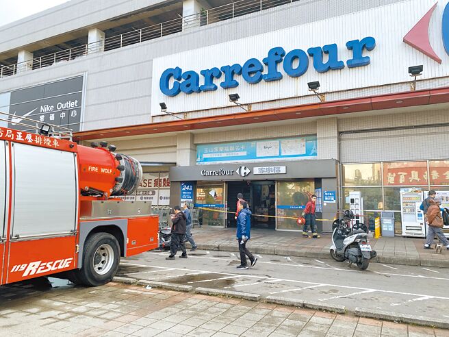 桃园市中坜区家乐福中原店3日凌晨窜火，幸无人伤亡，但业者需暂停营业，警方查出3名男子在卖场内持打火机喷杀虫剂助燃酿祸，依公共危险罪嫌移送桃检侦办。（蔡明亘摄）