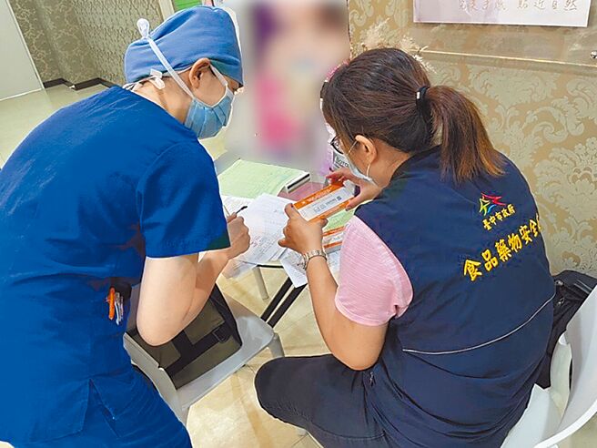 台中市食安处每年针对辖内2444家领有管制药品登记证的医疗（事）机构及业者实地查核其使用及管理情形，稽查人员仔细核对管制药品的纪录与数量。（台中市政府提供／冯惠宜台中报导）