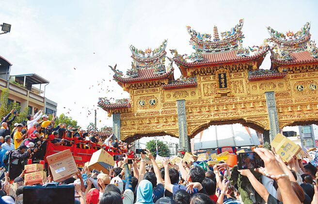 大甲鎮瀾宮王船3日完成開光點睛儀式後，由貴賓撒下平安糖分享，吸引信徒爭相接取。（林和生攝）
