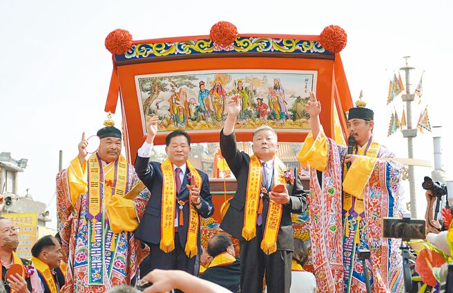大甲鎮瀾宮委託東港東隆宮協助建造的王船，3日在鎮瀾宮董事長顏清標（右二）、副董事長鄭銘坤（左二）點睛開光後，順利完成儀式。（林和生攝）