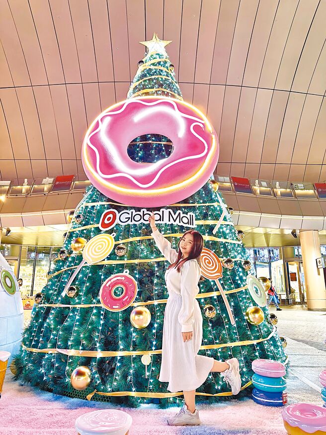Global Mall桃园A19、桃园A8店推「甜点王国圣诞树」，粉色甜甜圈搭配缤纷甜点惊艳视线。（Global Mall提供）